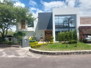 Foto 1 de CASA MODERNA EN VENTA CON ACABADOS DE LUJO, SEGURIDAD PRIVADA EN URBANIZACION PUEMBO