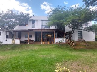 Foto 5 de CASA MODERNA EN VENTA CON ACABADOS DE LUJO, SEGURIDAD PRIVADA EN URBANIZACION PUEMBO