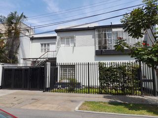 Foto 1 de CASA COMO TERRENO EN URB SAN ANTONIO, MIRAFLORES: FRENTE DE 14 MTS, $ 560,000