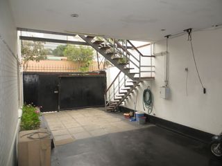 Foto 4 de CASA COMO TERRENO EN URB SAN ANTONIO, MIRAFLORES: FRENTE DE 14 MTS, $ 560,000