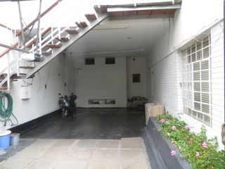 Foto 3 de CASA COMO TERRENO EN URB SAN ANTONIO, MIRAFLORES: FRENTE DE 14 MTS, $ 560,000