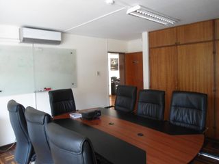 Céntrica Casa con licencia para oficinas Administrativas en zona financiera