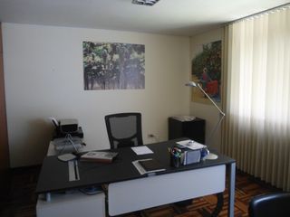 Foto 2 de Céntrica Casa con licencia para oficinas Administrativas en zona financiera.