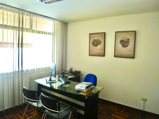 Foto 20 de Céntrica Casa con licencia para oficinas Administrativas en zona financiera.