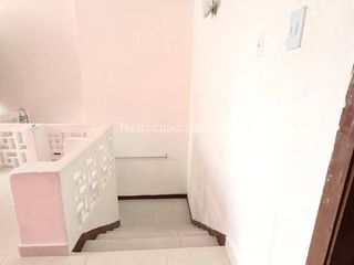 Foto 3 de VENTA CASA  DOS PISOS ESQUINERA CON LOCALES BARRIO ALAMEDA