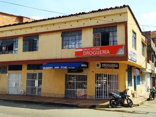 Foto 1 de VENTA CASA  DOS PISOS ESQUINERA CON LOCALES BARRIO ALAMEDA