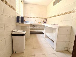 Foto 2 de VENTA CASA  DOS PISOS ESQUINERA CON LOCALES BARRIO ALAMEDA