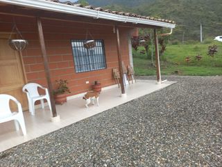 Te vendo esta divina casa finca planita con casa demasiado amplia y excelente terminado, bien barata en Barbosa.