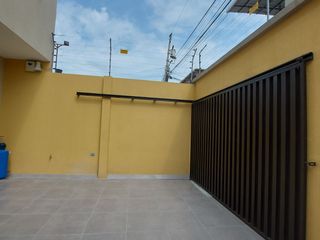 Foto 3 de En Machala De Venta Hermosa Casa de Estreno de 3 Dormitorios, 4 Baños Completos, Garaje para 2 Vehiculos, Estudio