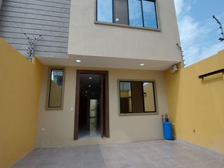 Foto 2 de En Machala De Venta Hermosa Casa de Estreno de 3 Dormitorios, 4 Baños Completos, Garaje para 2 Vehiculos, Estudio