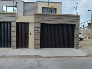 Foto 1 de En Machala De Venta Hermosa Casa de Estreno de 3 Dormitorios, 4 Baños Completos, Garaje para 2 Vehiculos, Estudio