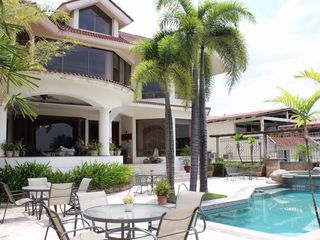 Foto 2 de VENTA DE CASA RENTERA EN LOMAS DE URDESA