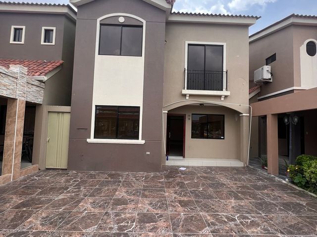En venta casa de 3 dormitorios en Urb. La Romareda .