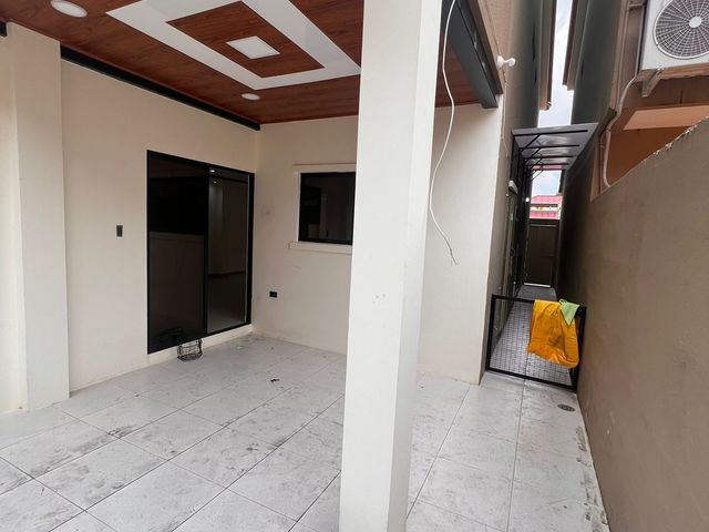 En venta casa de 3 dormitorios en Urb. La Romareda .