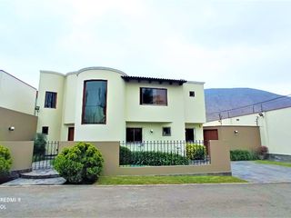 Foto 2 de Venta Linda Casa en Condominio con Piscina y Hermoso Jardin - Sol de La Molina