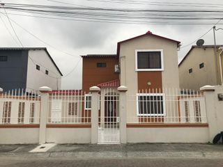 Foto 1 de Casa amoblada de alquiler en la Urbanización Villa Club, 3 dormitorios.