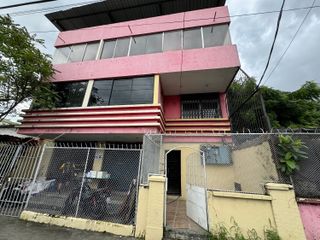 Se Vende Casa Rentera con Terreno Esquinero en Centro de Guayaquil.