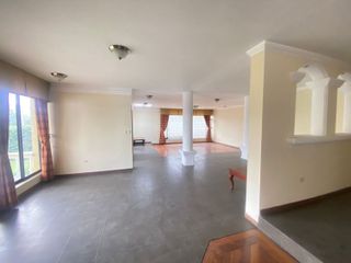 Casa Independiente de 1043 m2, de Una Planta, en Venta, en Pusuquí