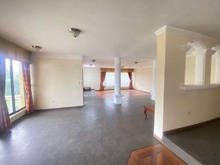 Casa Independiente de 1043 m2, de Una Planta, en Venta, en Pusuquí