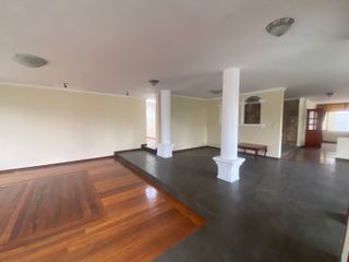 Casa Independiente de 1043 m2, de Una Planta, en Venta, en Pusuquí