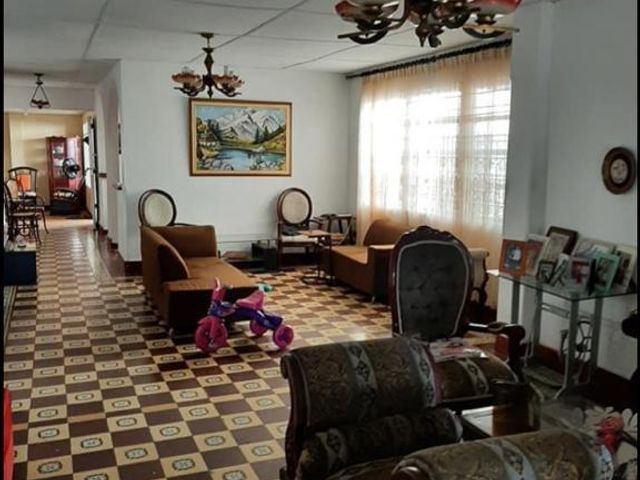 EN BELLAVISTA NORTE DE BARRANQUILLA, CASA PLANA CON AREA DE 340MTS, ENREJADA, GARAJE, EXCELENTE ESTADO.