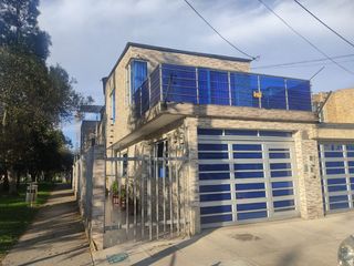 Foto 1 de SE VENDE EXCELENTE CASA EN MODELIA , 5ALCOBAS FRENTE A PARQUE
