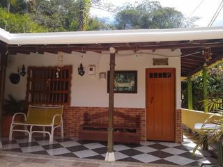 Venta de casa finca en el pueblo, no llega carro, en Barbosa Antioquia.