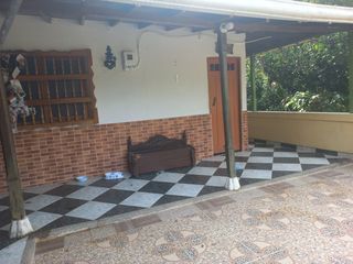 Venta de casa finca en el pueblo, no llega carro, en Barbosa Antioquia.