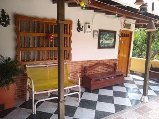 Venta de casa finca en el pueblo, no llega carro, en Barbosa Antioquia.