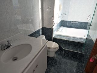 Apartamento con vista total al mar primera linea, 3 alcobas + alcoba de servicio, 3 baños.