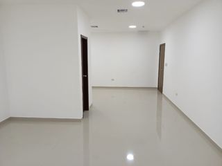 Foto 2 de Oficina de venta en el Edificio Villa Club, Urb. Villa Club, La Aurora.