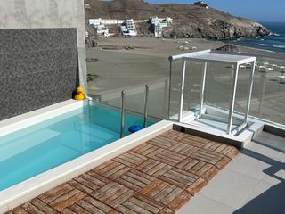 Foto 1 de Amplia Casa 3 Pisos con Piscina Frente Playa La Honda