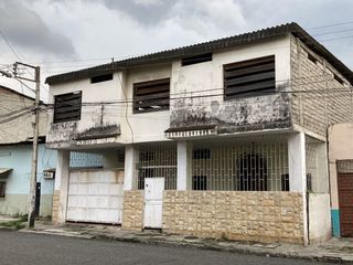 Venta casa de dos plantas de losa en Maldonado y Av. Del Ejercito
