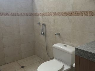 alquilo departamento de 3 dormitorios con baños privados en San Sebastián