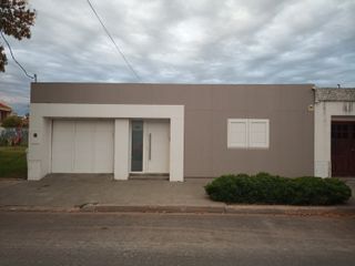 🏡 VENDO AMPLIA Y LUMINOSA CASA EN EL CENTRO DE SANTA ROSA, LA PAMPA 🏡