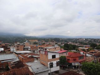 SE VENDE EDIFICIO DE TRES PISOS A UNA CUADRA DE LA PLAZA - TARAPOTO