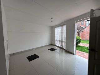 Te vendo esta preciosísima casa de tres pisos y apartamento adicional dentro de ella, en un excelente Barrio de Bogotá D.C.