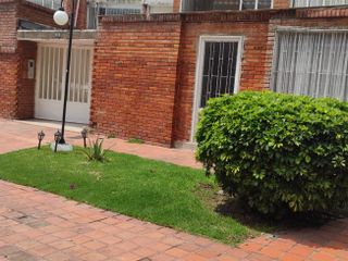 Te vendo esta preciosísima casa de tres pisos y apartamento adicional dentro de ella, en un excelente Barrio de Bogotá D.C.