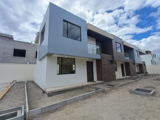 Hermosa Casa POR ESTRENAR, de 128 m2 con 3 Dormitorios, en Conjunto Cerrado.