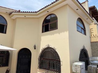 Foto 3 de !!! MAJESTUOSA Y MODERNA CASA PARCIALMENTE REMODELADA CON FINOS ACABADOS !!!.