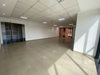Foto 2 de Oficina en arriendo sobre la republica del salvador centro norte de quito