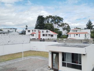 Venta de linda Casa - Sector Supermaxi San Gabriel - Sector de Mirasierra 3 dormitorios
