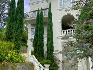 HERMOSA / ELEGANTE CASA DE VENTA O ALQUILER EN CUNUCBAMBA CUMBAYÁ!!