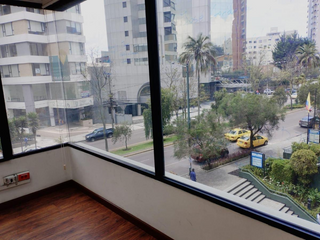 En Renta Amplia Oficina en El Wall Trade Center Quito