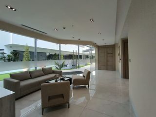 Foto 6 de Venta de Oficina de Estreno, Edificio Titanium, Samborondón-Aurora