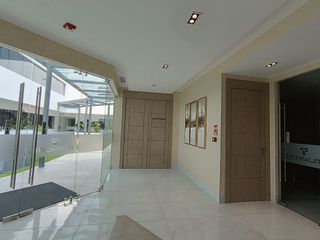 Foto 9 de Venta de Oficina de Estreno, Edificio Titanium, Samborondón-Aurora