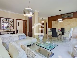 Apartamento Amoblado de 3 Habitaciones en Planta Baja en Urb. La Riviera con Patio y Muebles Exclusivos