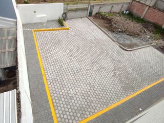 ✅Vendo casa dos plantas con espacios de confort, habitabilidad y con excelente ubicación en el centro urbano de Marianitas de Calderón, Norte de Quito.