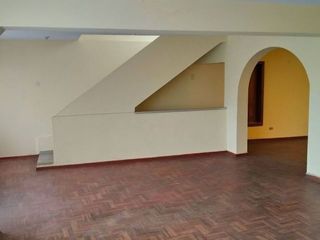 Oportunidad casa amplia y conservada, dos pisos, muy cerca a Av Universitaria con Av Peru  SMP