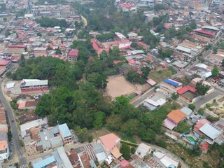 Foto 16 de Terreno con múltiples posibilidades en zona residencial. Ideal para disfrutar de amplios espacios verdes, áreas de juego y más.